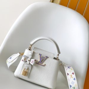 p1200•Taurillon cowhide leather•Cowhide leather trim•Cowhide leather lining•Metal hardware•Flap can be positioned inside or outside•Internal divider•Zippered inner pocket•Inner slip pocket•Key pouch•Padlock•Metal studs